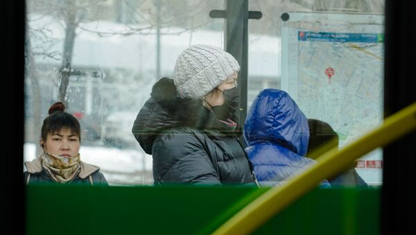 Люди в масках на остановке в Нур-Султане - Sputnik Казахстан