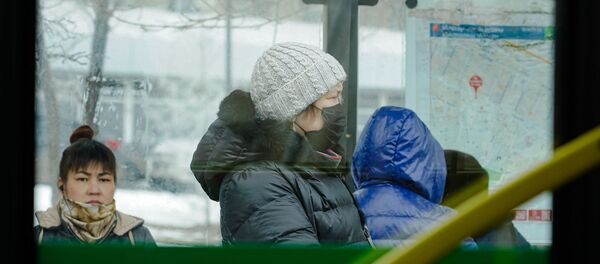 Люди в масках на остановке в Нур-Султане - Sputnik Казахстан