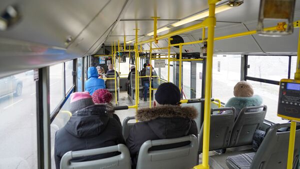 Пассажиры в автобусе в Нур-Султане после введения карантина - Sputnik Казахстан