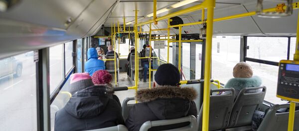 Пассажиры в автобусе в Нур-Султане после введения карантина - Sputnik Казахстан