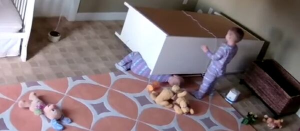 Малыш спас своего брата Малыш спас своего брата - Sputnik Казахстан