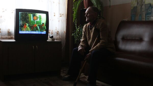 Архивное фото пожилого человека, смотрящего телевизор - Sputnik Казахстан