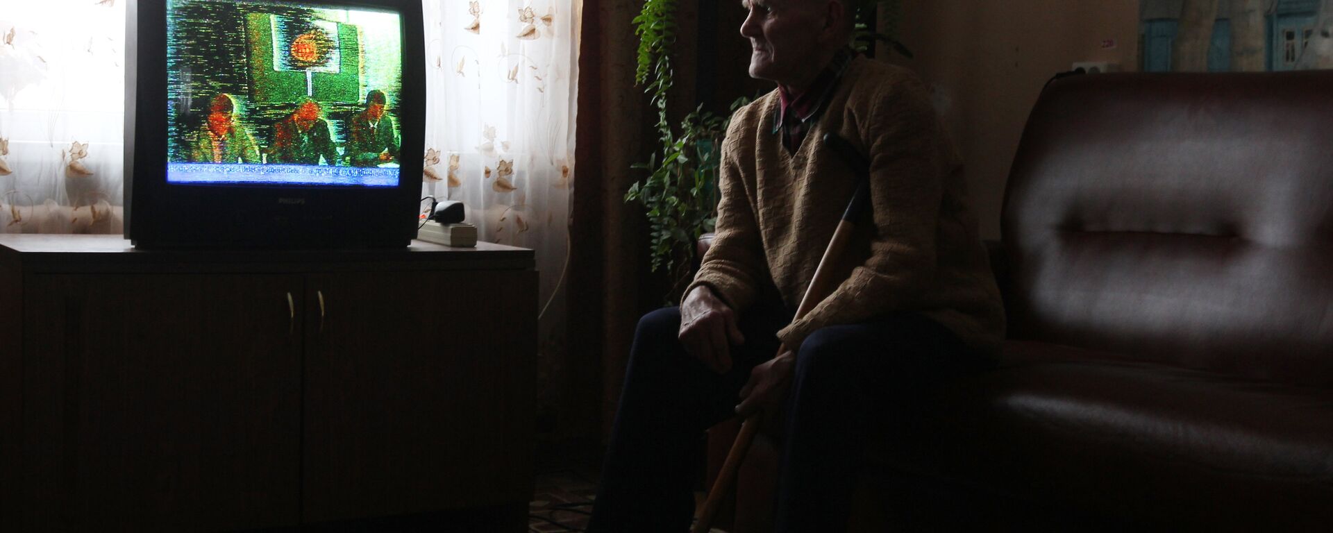 Архивное фото пожилого человека, смотрящего телевизор - Sputnik Казахстан, 1920, 11.08.2022
