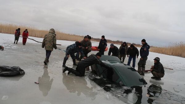 Автомобиль провалился под лед - Sputnik Казахстан