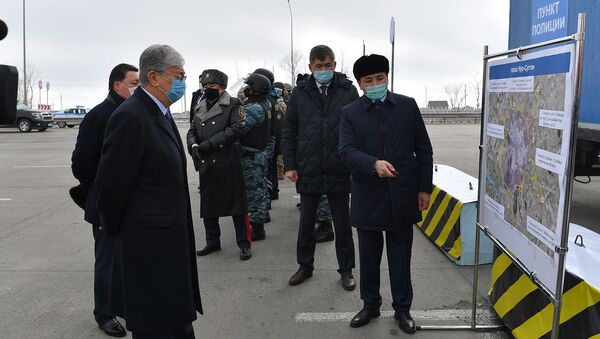 Президент Казахстана посетил блокпост на въезде в город Нур-Султан - Sputnik Қазақстан