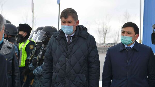 Президент Казахстана посетил блокпост на въезде в город Нур-Султан - Sputnik Казахстан