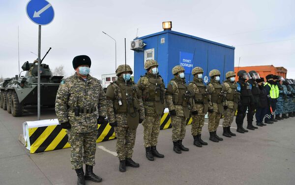 Президент Казахстана посетил блокпост на въезде в город Нур-Султан - Sputnik Казахстан