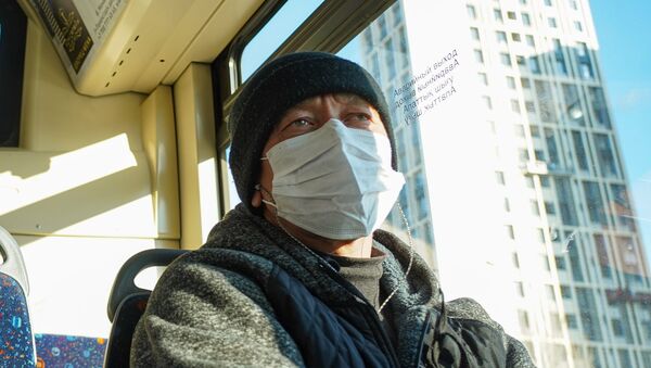 Мужчина в маске едет в маршрутном автобусе в Нур-Султане после введения карантина - Sputnik Казахстан