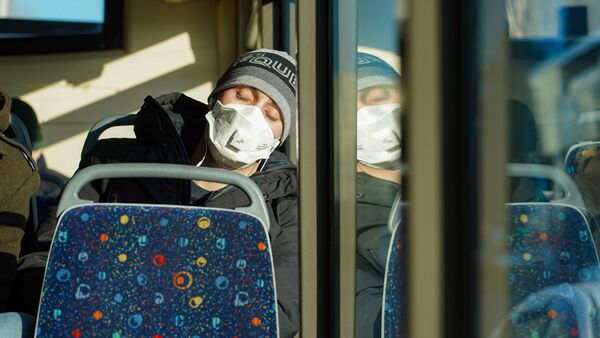 Девушка в маске едет в маршрутном автобусе в Нур-Султана после введения карантина - Sputnik Казахстан