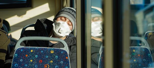 Девушка в маске едет в маршрутном автобусе в Нур-Султана после введения карантина - Sputnik Казахстан