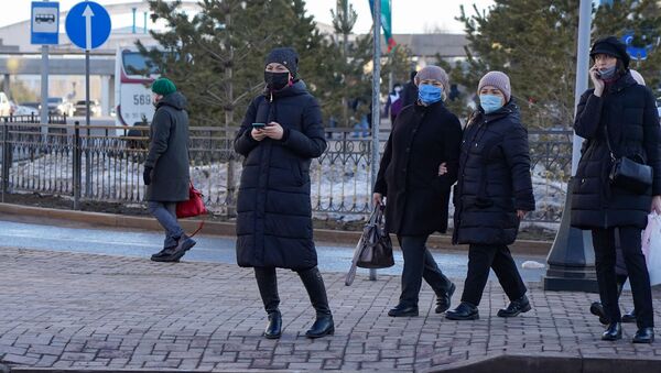 Женщины в масках на улицах Нур-Султана после введения карантина - Sputnik Қазақстан