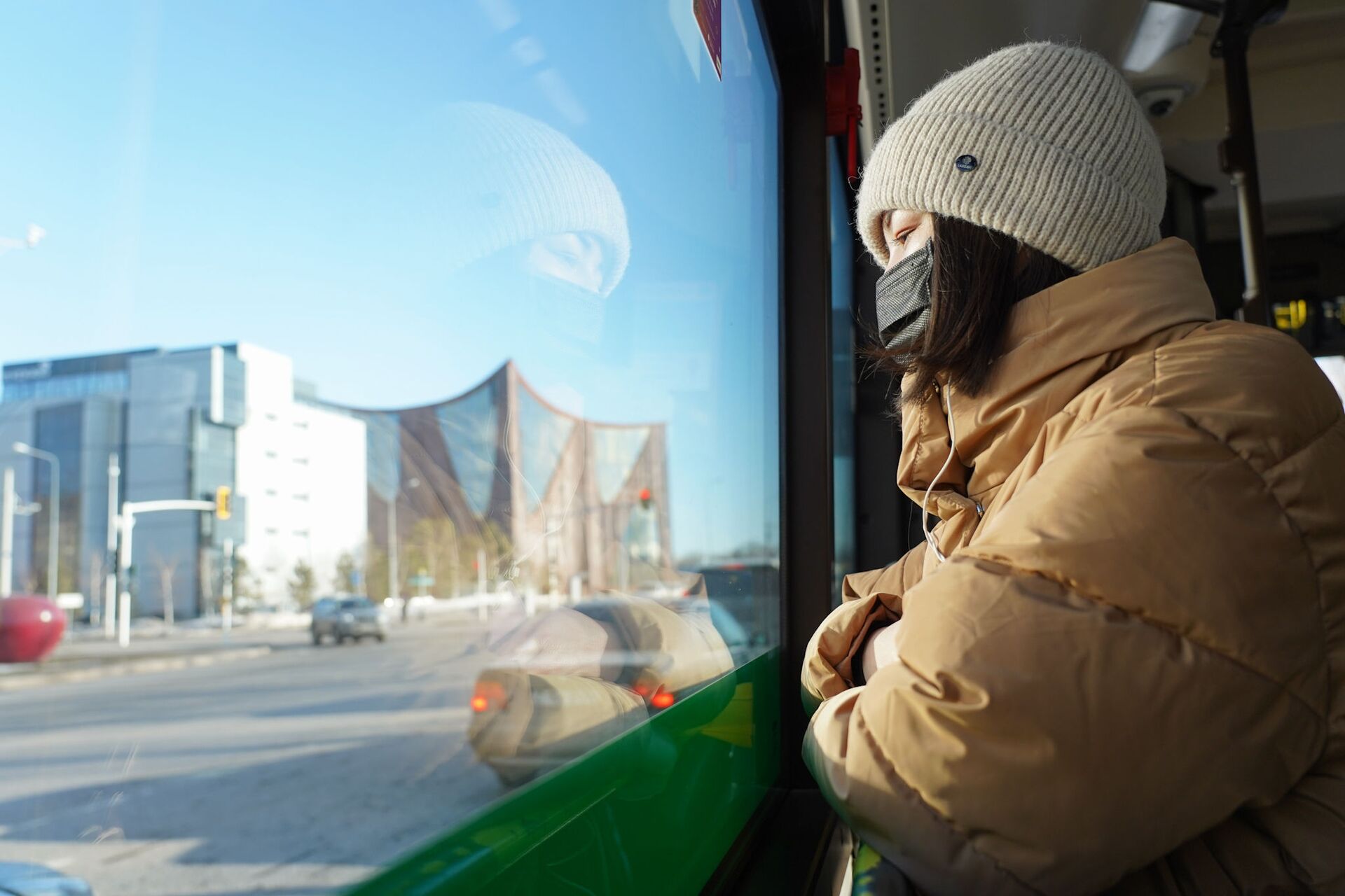 Девушка в маске едет в автобусе в Нур-Султане после введения карантина - Sputnik Казахстан, 1920, 26.12.2023
