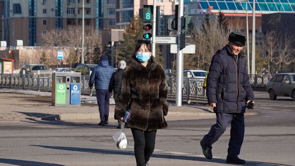 Девушка в маске на улице Нур-Султана после введения карантина - Sputnik Казахстан