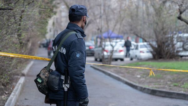 Полиция и Нацгвардия заблокировала жителей 5 домов в Алматы из-за карантина - Sputnik Қазақстан