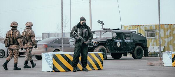 Обстановка на блокпосте близ поселка Жибек Жолы после введения карантина в Нур-Султане - Sputnik Казахстан