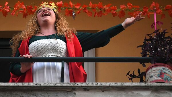 Женщина поет на балконе во время карантина в Риме - Sputnik Казахстан