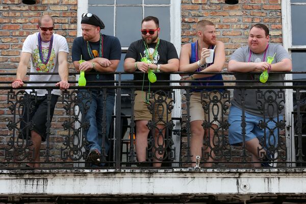 Туристы на балконе Bourbon St. в Новом Орлеане - Sputnik Казахстан