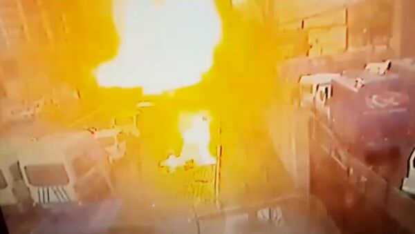 Момент взрыва у здания суда в турецком Измире. Кадры с камеры наблюдения - Sputnik Казахстан