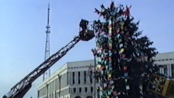 Алма-Ата 90-х годов: как наряжали елку на центральной площади - Sputnik Казахстан