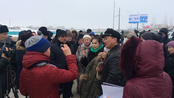 Жены актюбинских полицейских на митинге - Sputnik Казахстан