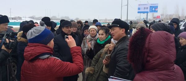Жены актюбинских полицейских на митинге Жены актюбинских полицейских на митинге - Sputnik Казахстан
