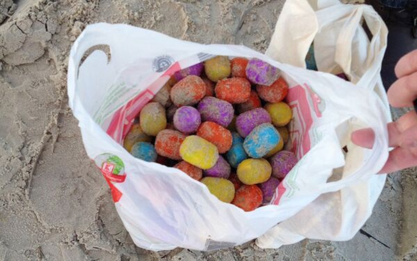 Яйца с игрушками на берегу моря в Германии - Sputnik Казахстан