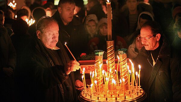 Прихожане в церкви в канун Рождества Христова - Sputnik Казахстан