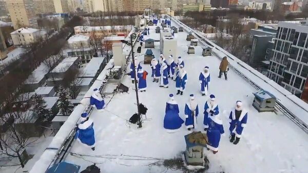 Дед Мороз с крыши: как в одной из больниц Москвы поздравили детей с Рождеством - Sputnik Казахстан
