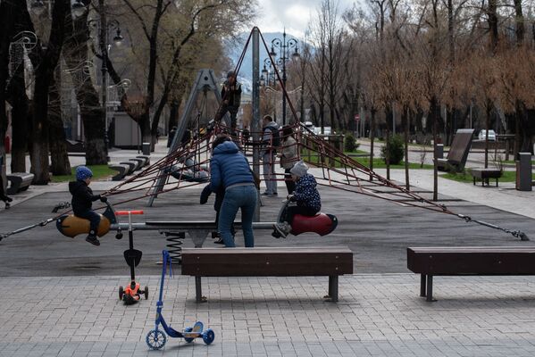 На пешеходных зонах и в парках можно встретить редких прохожих - Sputnik Казахстан
