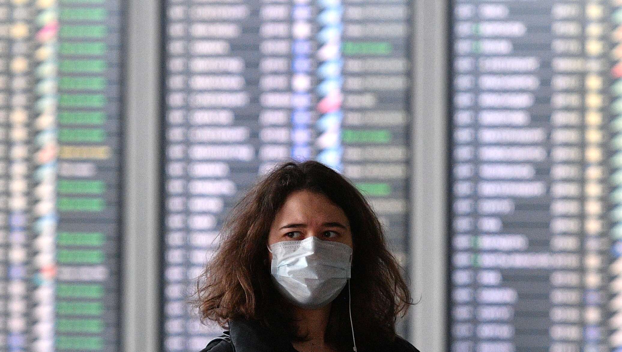 Лица прибывшие. Девушка в аэропорту в маске. Что такое медицинская репатриация. Люди в аэропорту в масках проверка. Фото человек в маске в аэропорту.