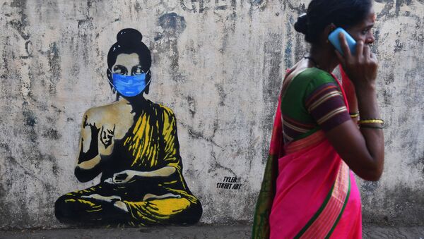 Будда в защитной маске на граффити в Мумбае - Sputnik Казахстан