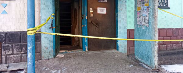 Подъезд, где жила заразившаяся коронавирусом девушка, оцеплен в Петропавловске Подъезд, где жила заразившаяся коронавирусом девушка, оцеплен в Петропавловске - Sputnik Казахстан