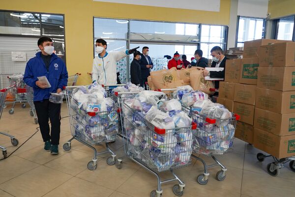 Мы вместе: волонтеры раздают продукты, маски и антисептики нуждающимся в Нур-Султане - Sputnik Казахстан