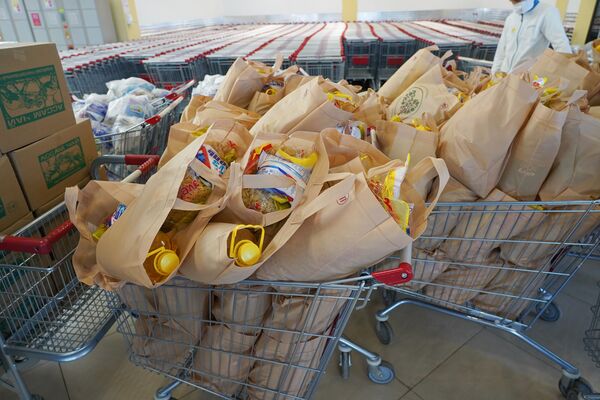 Мы вместе: волонтеры раздают продукты, маски и антисептики нуждающимся в Нур-Султане - Sputnik Казахстан