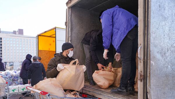 В гипермаркете Нур-Султана готовят пакеты помощи малоимущим  - Sputnik Казахстан