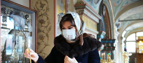 Прихожанка в Соборе Казанской Иконы Божией Матери на Красной площади в Москв - Sputnik Казахстан