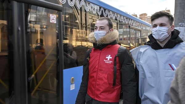 Волонтеры-медики несут сумки с продуктами для московских пенсионеров  - Sputnik Казахстан