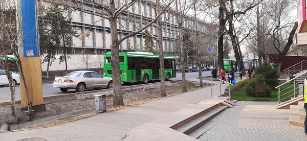 Автобус протащил выпавшую пенсионерку несколько метров в Алматы: женщина в коме Автобус протащил выпавшую пенсионерку несколько метров в Алматы: женщина в коме - Sputnik Казахстан