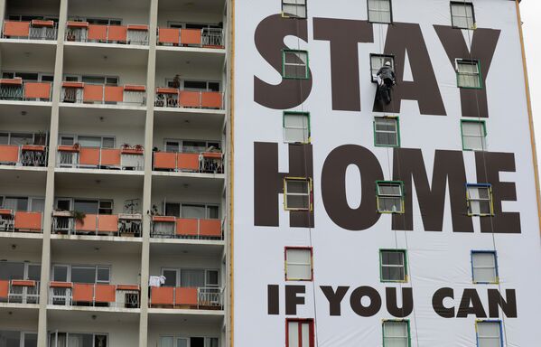 A billboard is installed on an apartment building in Cape Town, South Africa, Wednesday, March 25, 2020, before the country of 57 million people, will go into a nationwide lockdown for 21 days from Thursday to fight the spread of the new coronavirus. The new coronavirus causes mild or moderate symptoms for most people, but for some, especially older adults and people with existing health problems, it can cause more severe illness or death. (AP Photo/Nardus Engelbrecht) - Sputnik Казахстан