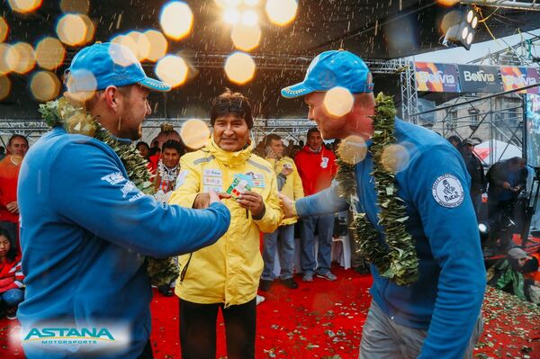 Эво Моралес и гонщики Astana Motorsports в столице Боливии Эво Моралес и гонщики Astana Motorsports в столице Боливии - Sputnik Казахстан