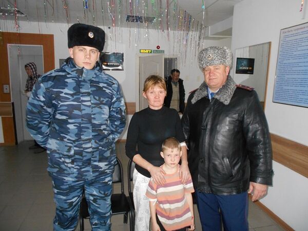 Подполковник полиции Петр Мартынюк, стажер Димитрия Бизикова и спасенная Венера Великанова с сыном Подполковник полиции Петр Мартынюк, стажер Димитрия Бизикова и спасенная Венера Великанова с сыном - Sputnik Казахстан