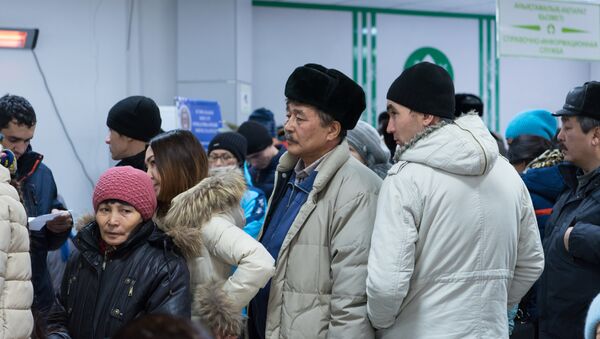 Очередь в ЦОНах, казахстанцы оформляют временную регистрацию - Sputnik Қазақстан