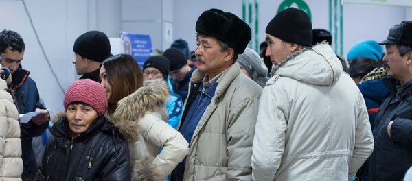 Очередь в ЦОНах, казахстанцы оформляют временную регистрацию Очередь в ЦОНах, казахстанцы оформляют временную регистрацию - Sputnik Казахстан