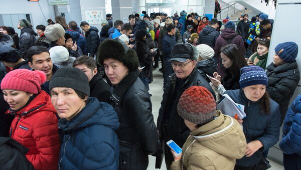 Очередь в ЦОНах, казахстанцы оформляют временную регистрацию - Sputnik Қазақстан