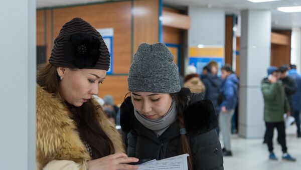 Очередь в ЦОНах, казахстанцы оформляют временную регистрацию - Sputnik Казахстан