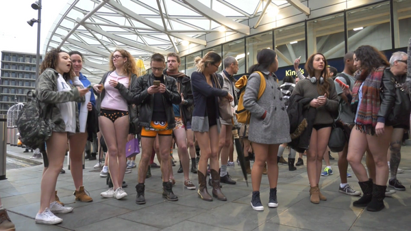 День без штанов – как ежегодный флешмоб прошел в Лондоне и Берлине - Sputnik Казахстан