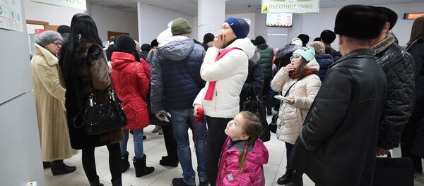 Тысячи людей простаивают в очередях в ЦОНах Казахстана Тысячи людей простаивают в очередях в ЦОНах Казахстана - Sputnik Казахстан