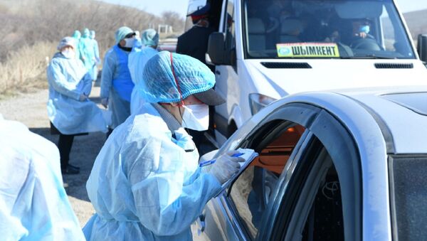 Медики на блокпостах Туркестанской области регистрируют всех прибывающих в регион - Sputnik Казахстан