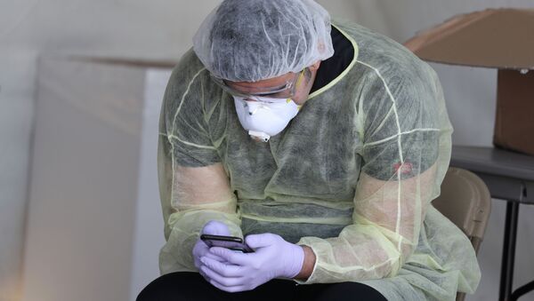 Медработник в больнице готовится к приему зараженных - Sputnik Казахстан