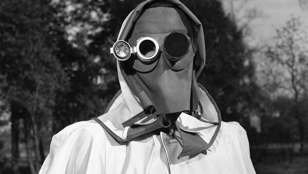 1957 жылы Гамбургте радиоактивті химикаттардан қорғаныс құралы  ретінде осындай бетке арналған маска ұсынылды. - Sputnik Қазақстан